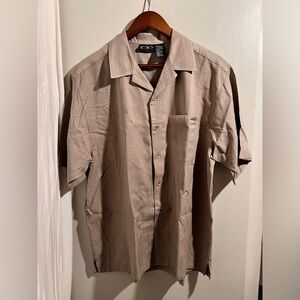 Ocean Pacific button down
Short sleeve
beige
Size: L
70% Rayon
30%polyester​